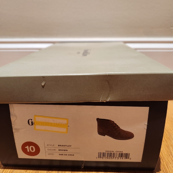 Shoes - Picture 2 of 8